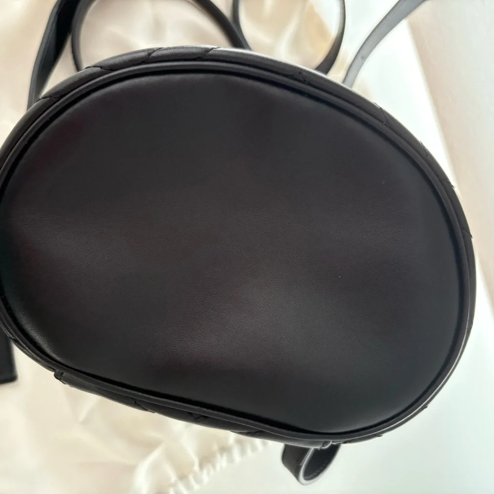 Gucci Black Quilted Crossbody Bag with Gold Accent - Picture 4 of 6
